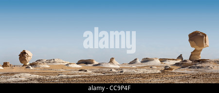 Vue panoramique tourné d'Inselbergs avec sable striée environnants dans le désert blanc, près de Farafra Oasis, Egypte Afrique Banque D'Images