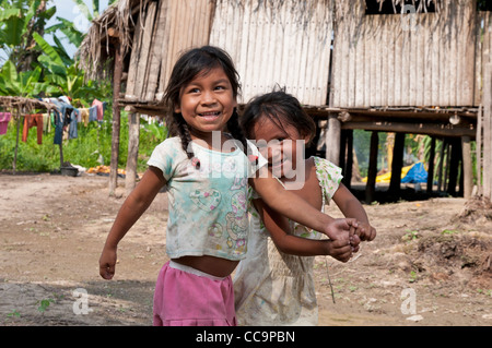 Réserve nationale de Pacaya Samiria, Pérou. Deux jeunes filles Cocama dans le village de Bolivar. Banque D'Images