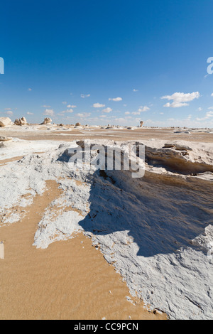 Shot verticale des Inselbergs avec sable striée environnants dans le désert blanc, près de Farafra Oasis, Egypte Afrique Banque D'Images