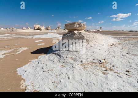 Inselbergs avec sable striée environnants dans le désert blanc, près de Farafra Oasis, Egypte Afrique Banque D'Images