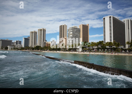 Célèbre plage de Waikiki, Honolulu, Oahu, Hawaii Banque D'Images