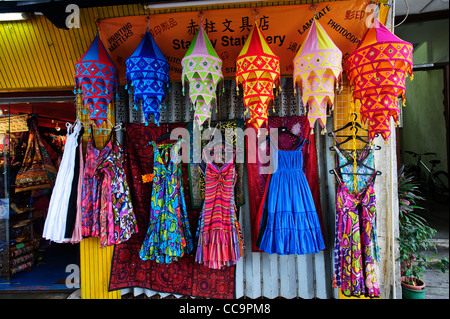 Des lanternes chinoises et des robes pour la vente au marché de Stanley, Stanley village, Hong Kong. Banque D'Images