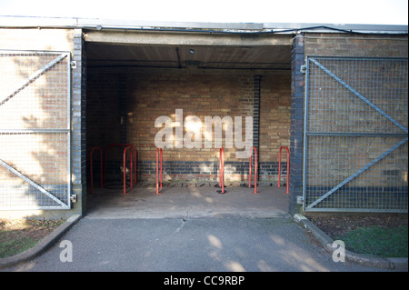 Vue extérieure d'une ligne d'orange location se trouve dans un garage à vélos couvert Banque D'Images