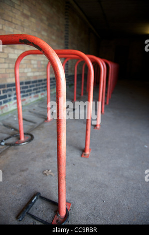 Une ligne d'orange support à vélo dans un garage à vélo Banque D'Images