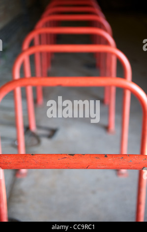 Une ligne d'orange support à vélo dans un garage à vélo Banque D'Images