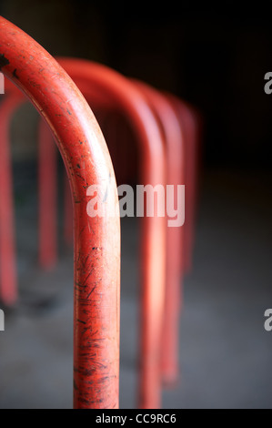 Une ligne d'orange support à vélo dans un garage à vélo Banque D'Images