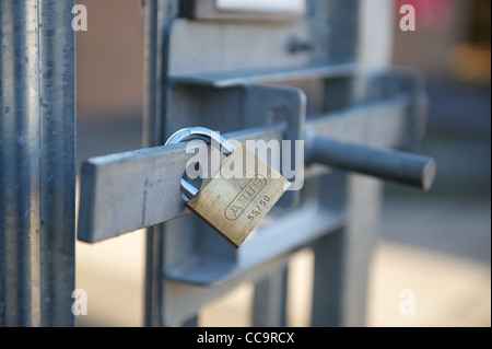 Cadenas en acier verrouillée sur une barrière métallique Banque D'Images