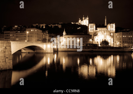 La basilique de Fourvière la nuit du Pont Bonaparte, Lyon, France (Site du patrimoine mondial de l'UNESCO) Banque D'Images