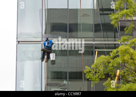 Nettoyant à vitres en hauteur assise dans une chaise Bosun's Banque D'Images