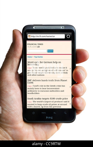 Le Financial Times online edition vu sur un smartphone HTC Banque D'Images