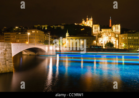 La basilique de Fourvière la nuit du Pont Bonaparte, Lyon, France (Site du patrimoine mondial de l'UNESCO) Banque D'Images