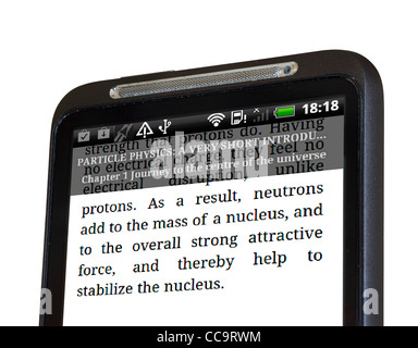 La lecture d'un livre sur l'application Kindle sur un smartphone HTC Android Banque D'Images