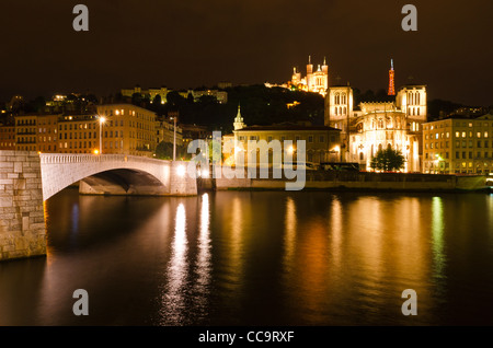 La basilique de Fourvière la nuit du Pont Bonaparte, Lyon, France (Site du patrimoine mondial de l'UNESCO) Banque D'Images