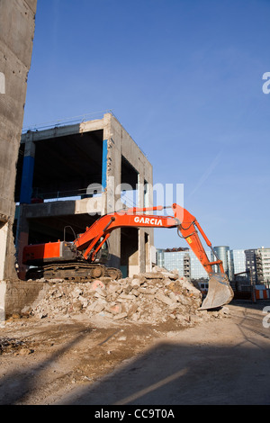 Centre d'un creuseur déchets d'un chantier de démolition à Tours, France. Banque D'Images