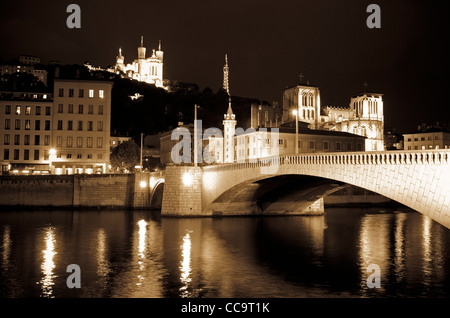 La basilique de Fourvière la nuit du Pont Bonaparte, Lyon, France (Site du patrimoine mondial de l'UNESCO) Banque D'Images