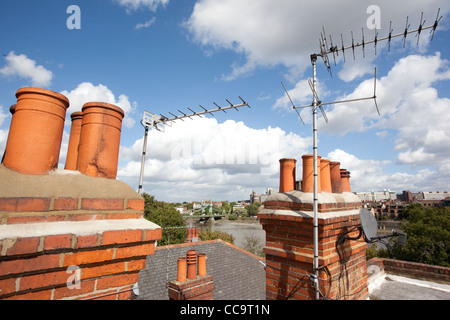 Un toit-terrasse avec vue sur les antennes de télévision analogique Hammersmith Bridge, London, UK. Photo:Jeff Gilbert Banque D'Images