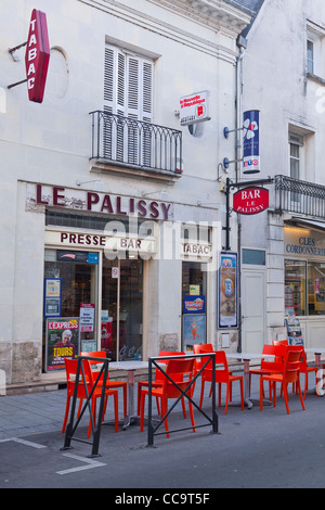 Un typique bar à Tours, France. Ils vendent le tabac et les billets de loterie ou de loto ainsi que des boissons et spiritueux. Banque D'Images