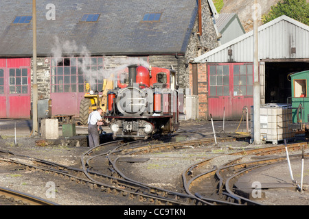 Une locomotive à vapeur sur la ligne au Boston Lodge Ffestiniog Banque D'Images