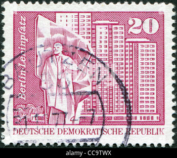 DDR - VERS 1973 : un timbre imprimé en DDR, montre la Place Lénine, résidentiel immeubles de grande hauteur (Berlin), vers 1973 Banque D'Images
