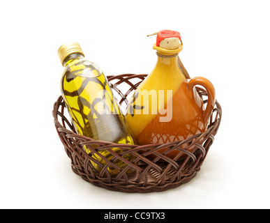 Bouteille et pot d'huile d'olive vierge en basket on white Banque D'Images