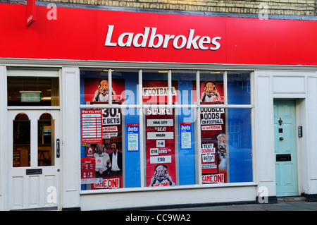 Ladbrokes Betting Shop, Cambridge, England, UK Banque D'Images