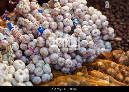 L'ail frais en vente sur un marché Français à Manchester, au Royaume-Uni. Banque D'Images