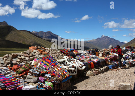 Les étals textiles de la Raya Pass près de l'Orient Express font la liaison entre Puno et le chemin de fer de Cusco, au Pérou Banque D'Images