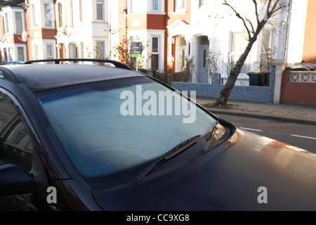 Givre sur la fenêtre d'une voiture dans une rue résidentielle très tôt un matin d'hiver du nord de Londres Angleterre Royaume-Uni cricklewood Banque D'Images