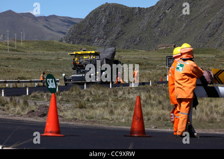 Travaux de réfection et de construction de routes en cours sur la route principale entre Cusco et Puno, Pérou Banque D'Images