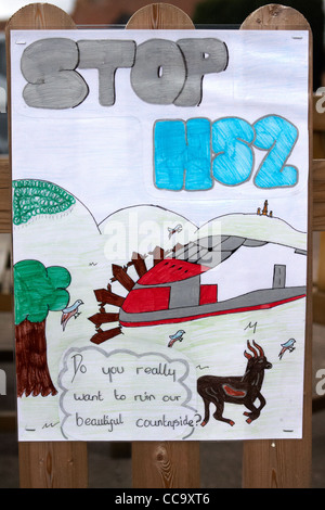 Affiches anti-HS2, dessiné par des enfants des écoles locales, sont visibles à l'extérieur d'un pub à quelques mètres de l'itinéraire proposé à Wendover, Bucks Banque D'Images