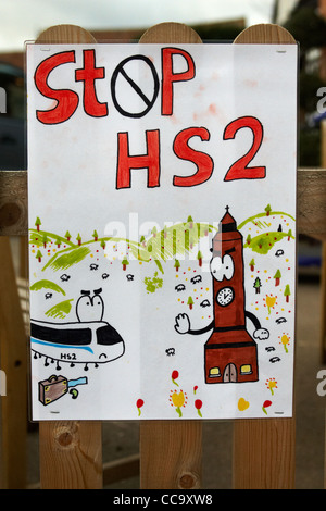 Affiches anti-HS2, dessiné par des enfants des écoles locales, sont visibles à l'extérieur d'un pub à quelques mètres de l'itinéraire proposé à Wendover, Bucks Banque D'Images