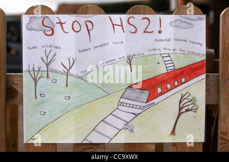 Affiches anti-HS2, dessiné par des enfants des écoles locales, sont visibles à l'extérieur d'un pub à quelques mètres de l'itinéraire proposé à Wendover, Bucks Banque D'Images