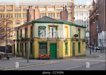 Le Peveril Of The Peak city pub anglais traditionnel, situé sur Great Bridgewater Street, Manchester, Royaume-Uni. Banque D'Images