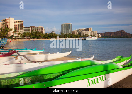 Kayaks le long de la plage de Waikiki, Honolulu, Hawaï. Banque D'Images