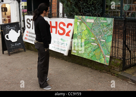 Une entreprise locale, à quelques mètres de l'itinéraire proposé, affiche un HS2 sign in Wendover, dans le Buckinghamshire. Banque D'Images