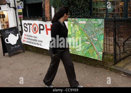 Une entreprise locale, à quelques mètres de l'itinéraire proposé, affiche un HS2 sign in Wendover, dans le Buckinghamshire. Banque D'Images