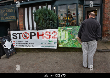 Une entreprise locale, à quelques mètres de l'itinéraire proposé, affiche un HS2 sign in Wendover, dans le Buckinghamshire. Banque D'Images