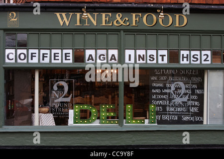 Une entreprise locale, à quelques mètres de l'itinéraire proposé, affiche un HS2 sign in Wendover, dans le Buckinghamshire. Banque D'Images