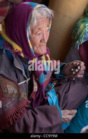 Personnes âgées Changpa femme nomade avec chapelet à la Korzok Korzok, Gustor Gompa, le lac Tsomoriri, (Ladakh) Jammu-et-Cachemire, l'Inde Banque D'Images