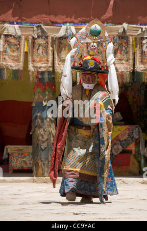 Cham dancer performing black hat dance (shana) avec tambour en Korzok Korzok Gompa au lac Tsomoriri, Gustor, (Ladakh) Jammu-et-Cachemire, l'Inde Banque D'Images