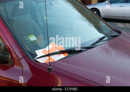 Voiture avec plusieurs billets de stationnement sur le pare-brise. Banque D'Images