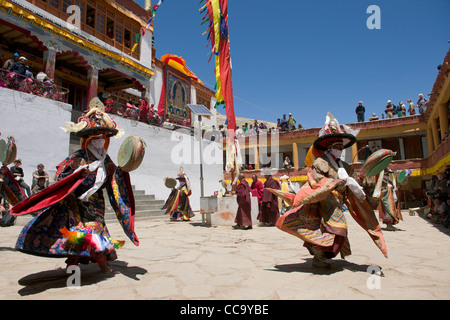 Cham dancers performing the Black Hat Dance (shana) autour de mât Korzok Korzok, Gustor Gompa au lac Tsomoriri, (Ladakh) Jammu-et-Cachemire, l'Inde Banque D'Images