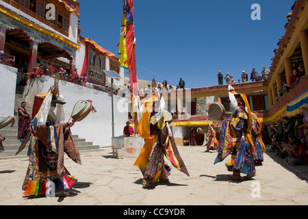 Cham dancers performing the Black Hat Dance (shana), tournant autour du mât dans la cour de Korzok Korzok Gustor Gompa pendant le lac Tsomoriri,, (Ladakh) Jammu-et-Cachemire, l'Inde Banque D'Images