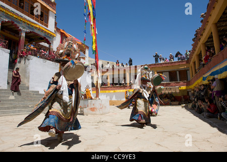 Cham dancers performing the Black Hat Dance (shana), tournant autour du mât dans la cour de Korzok Korzok Gustor Gompa pendant le lac Tsomoriri,, (Ladakh) Jammu-et-Cachemire, l'Inde Banque D'Images