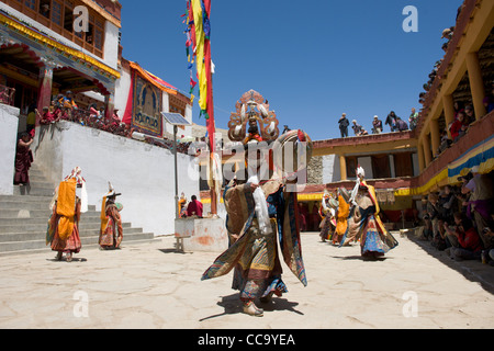 Cham dancers performing the Black Hat Dance (shana) autour de mât Korzok Korzok, Gustor Gompa au lac Tsomoriri, (Ladakh) Jammu-et-Cachemire, l'Inde Banque D'Images