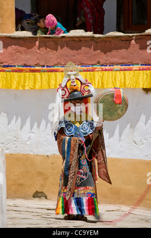 Cham dancer performing black hat dance (shana) avec tambour en Korzok Korzok Gompa au lac Tsomoriri, Gustor, (Ladakh) Jammu-et-Cachemire, l'Inde Banque D'Images