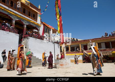 Cham dancers performing the Black Hat Dance (shana), tournant autour du mât dans la cour de Korzok Korzok Gustor Gompa pendant le lac Tsomoriri,, (Ladakh) Jammu-et-Cachemire, l'Inde Banque D'Images