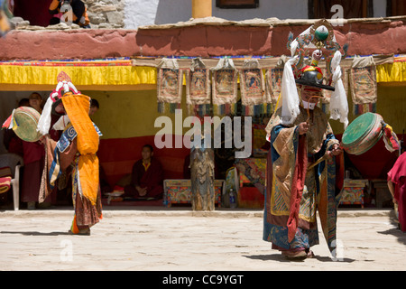 Cham dancers performing the Black Hat Dance (shana) avec un tambour dans la cour de Korzok Korzok Gompa au lac Tsomoriri, Gustor, (Ladakh) Jammu-et-Cachemire, l'Inde Banque D'Images