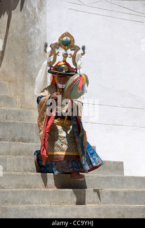 Black Hat danseur avec un tambour à l'Korzok Korzok, Gustor Gompa, le lac Tsomoriri, (Ladakh) Jammu-et-Cachemire, l'Inde Banque D'Images