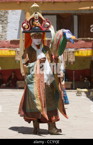 L'exécution de la danseuse Cham Black Hat Dance (shana) avec un tambour dans la cour de Korzok Korzok Gompa au lac Tsomoriri, Gustor, (Ladakh) Jammu-et-Cachemire, l'Inde Banque D'Images